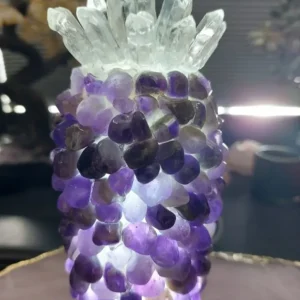 Nyhet / Ny, stor og hÅndlaget " Pineapple " Crystal Ametyst Stone Ledlampe med dekorativ Crystal Top Decor - 18x8cm