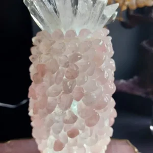 Nyhet / Ny, stor og hÅndlaget " Pineapple " Crystal Rose Quartz Stone Ledlampe med Crystal Decor Top - 18x8cm