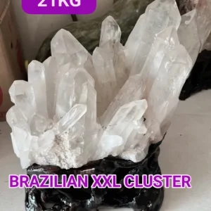 Stort og unikt XXL Brazilian White Quartz Tower Cluster, ca. 21Kg inkl. dekorativ, håndlaget trebase