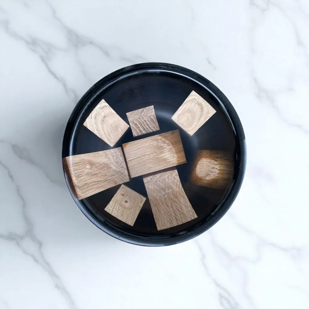 Håndlaget bolle i sort epoxy og eik – Moderne eleganse med naturlig sjel