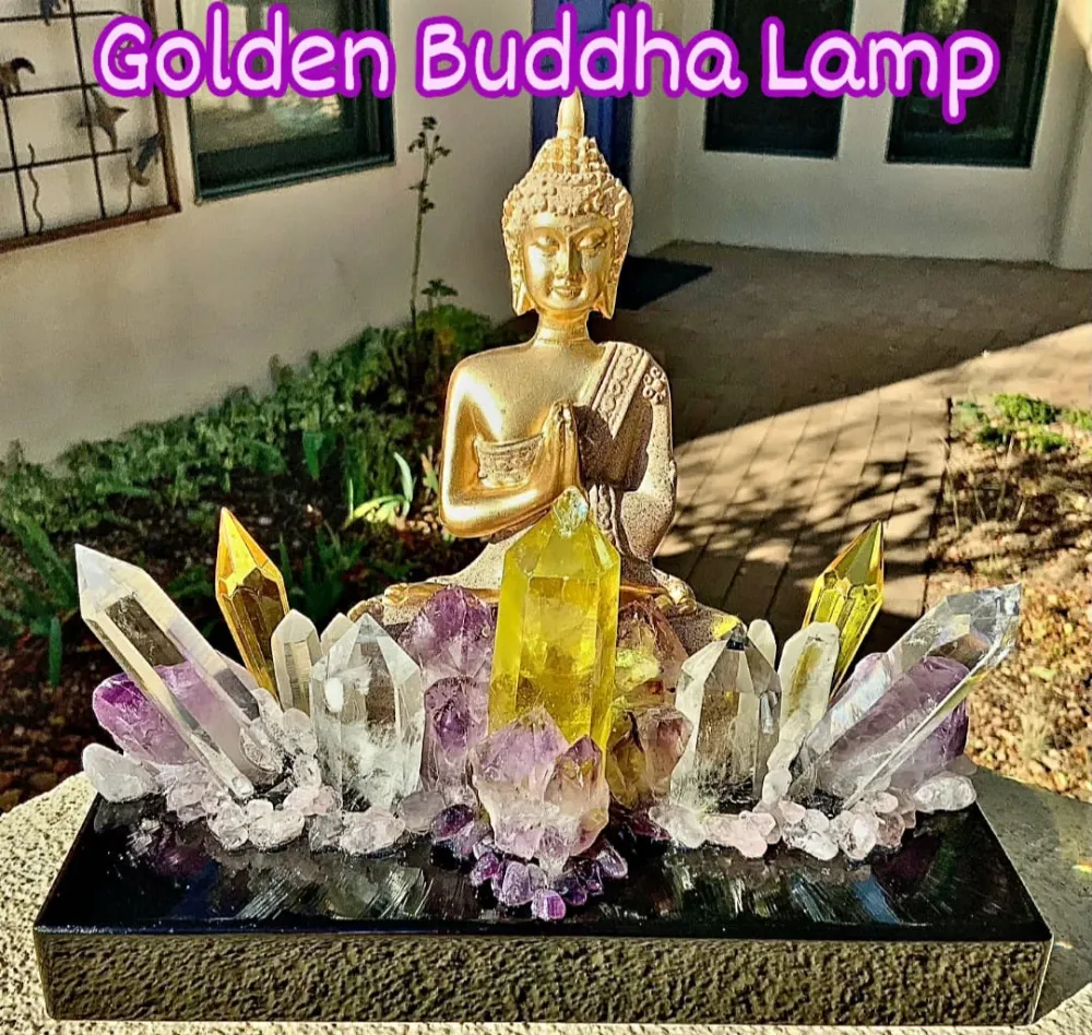 Fantastisk håndlaget Kvarts Krystall Lampedekorasjon med Ametyst, Gul Titan Quartz og Quartz, GOLDEN SITTING BUDDHA