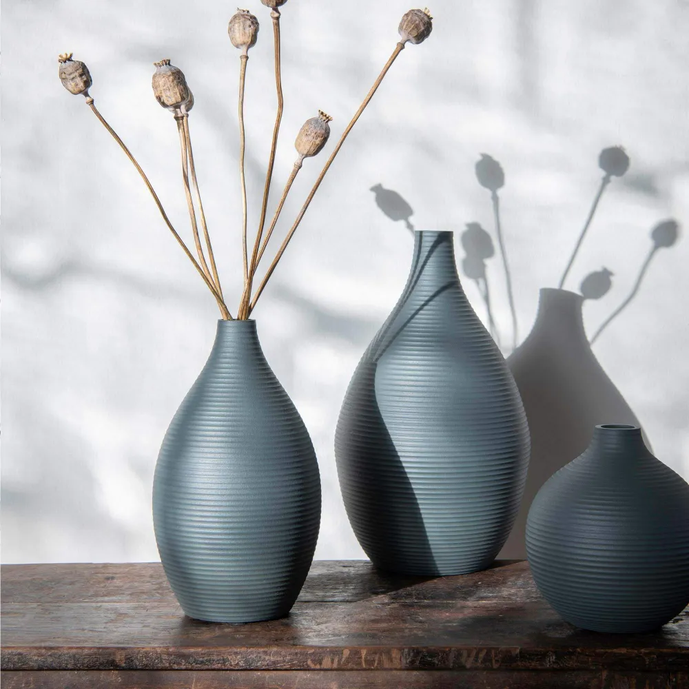 Shapes dusty green vase høy H: 30 cm