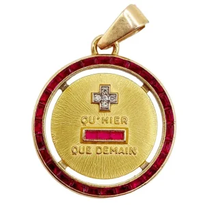 Kjærlighetsmedaljong 23mm i 18k gull med diamanter og kalibrerte rubiner: "+ enn i går - enn i morgen" maison AUGIS