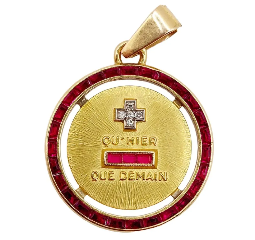 Kjærlighetsmedaljong 23mm i 18k gull med diamanter og kalibrerte rubiner: "+ enn i går - enn i morgen" maison AUGIS