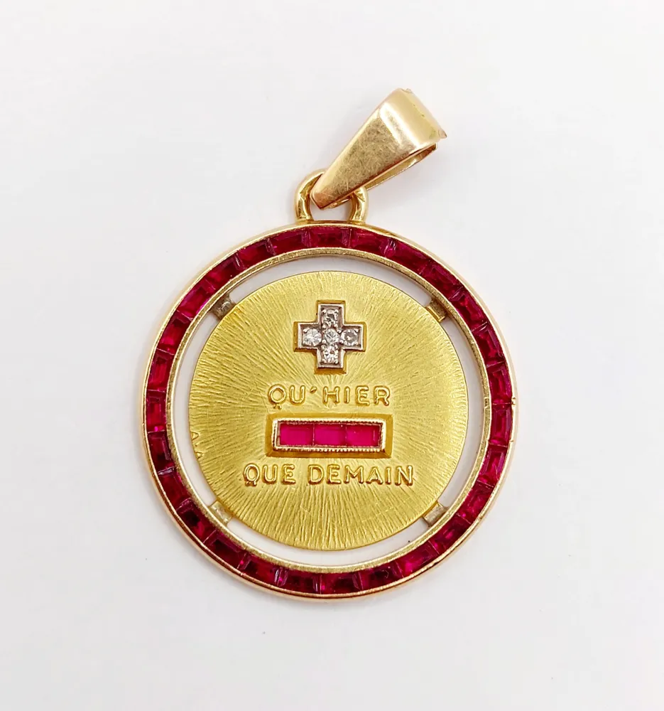 Kjærlighetsmedaljong 23mm i 18k gull med diamanter og kalibrerte rubiner: "+ enn i går - enn i morgen" maison AUGIS
