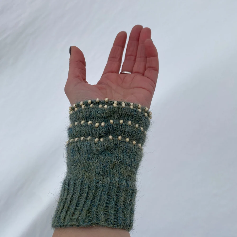 Pulsvarmere med perler og biser strikkeoppskrift