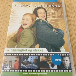 Johnny & Johanna - Kjærlighet og ulykke. 2004. NRK’s populære ungdomsserie. DVD.