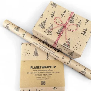 Gavepapir i resirkulert kraftpapir – med elegante svarte juletrær! (rull 3m x 50 cm)