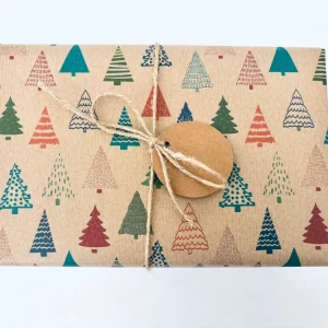 Gavepapir i resirkulert kraftpapir – med fargerike juletrær! (Rull 3 m x 50 cm)