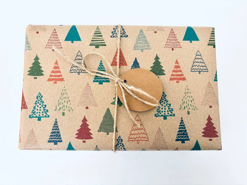 Gavepapir i resirkulert kraftpapir – med fargerike juletrær! (Rull 3 m x 50 cm)
