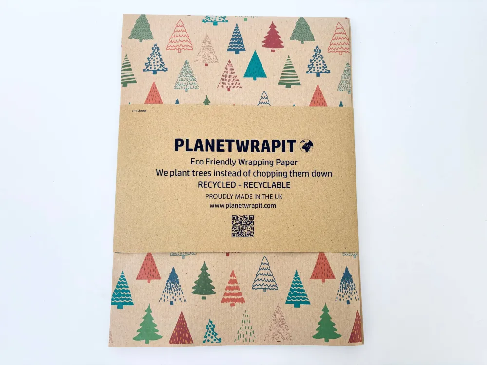 Gavepapir i resirkulert kraftpapir – med fargerike juletrær! (Rull 3 m x 50 cm)
