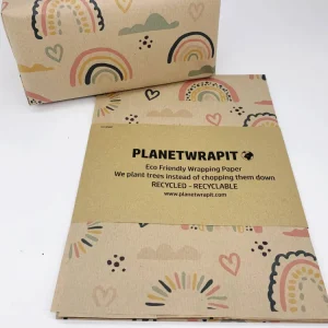 Gavepapir i resirkulert kraftpapir – med regnbuer og hjerter! (Rull 3 m x 50 cm)