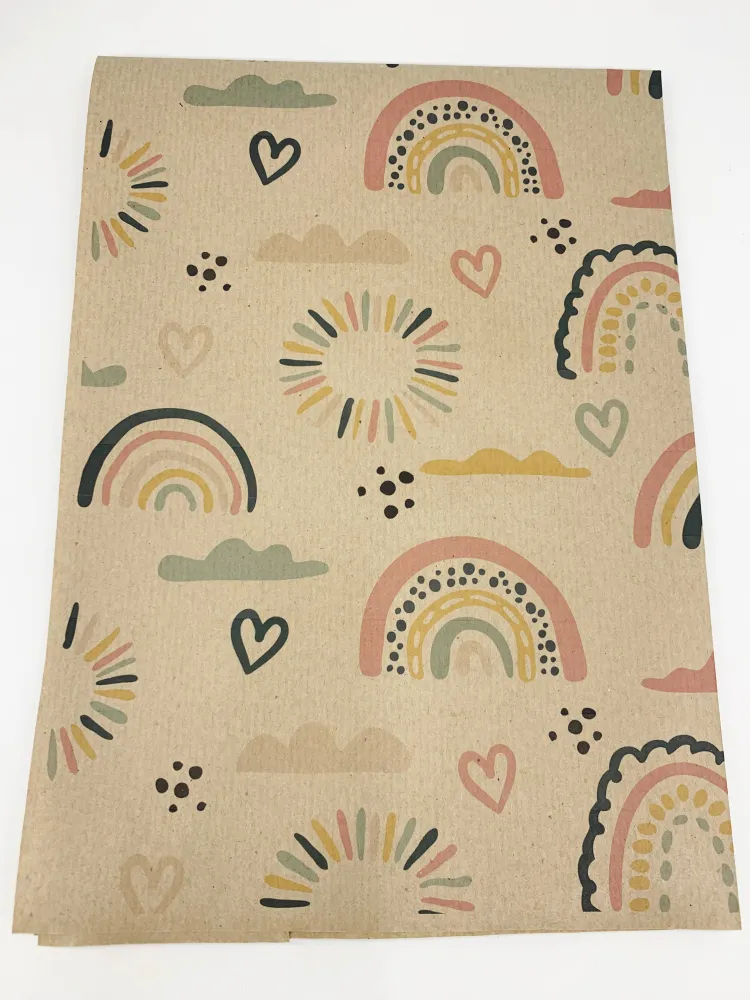 Gavepapir i resirkulert kraftpapir – med regnbuer og hjerter! (Rull 3 m x 50 cm)