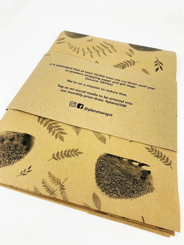Gavepapir i resirkulert kraftpapir – med søte piggsvin! (Rull 3 m x 50 cm)