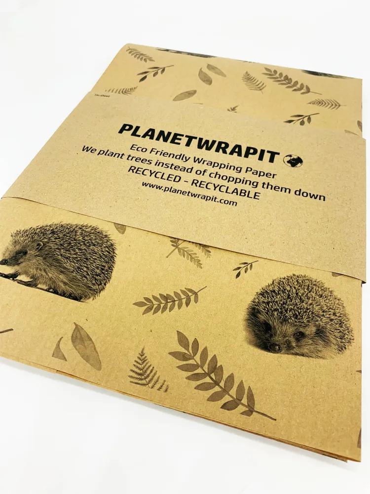 Gavepapir i resirkulert kraftpapir – med søte piggsvin! (Rull 3 m x 50 cm)