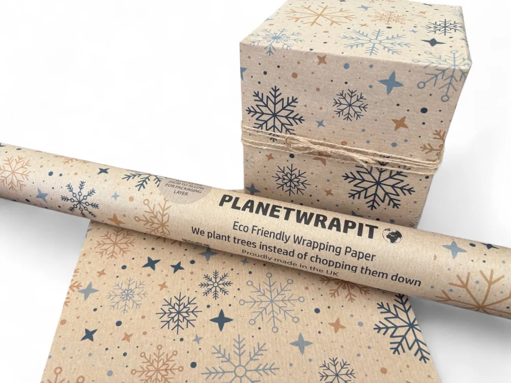 Gavepapir i resirkulert kraftpapir – med vakre jule-snøfnugg! (Rull 3 m x 50 cm)