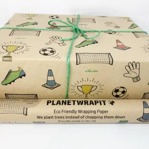 Gavepapir i resirkulert kraftpapir – perfekt fotballfansen! (Rull 3 m x 50 cm)