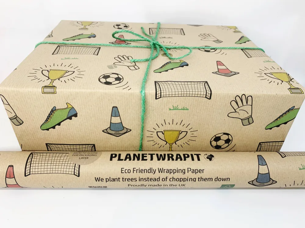 Gavepapir i resirkulert kraftpapir – perfekt fotballfansen! (Rull 3 m x 50 cm)