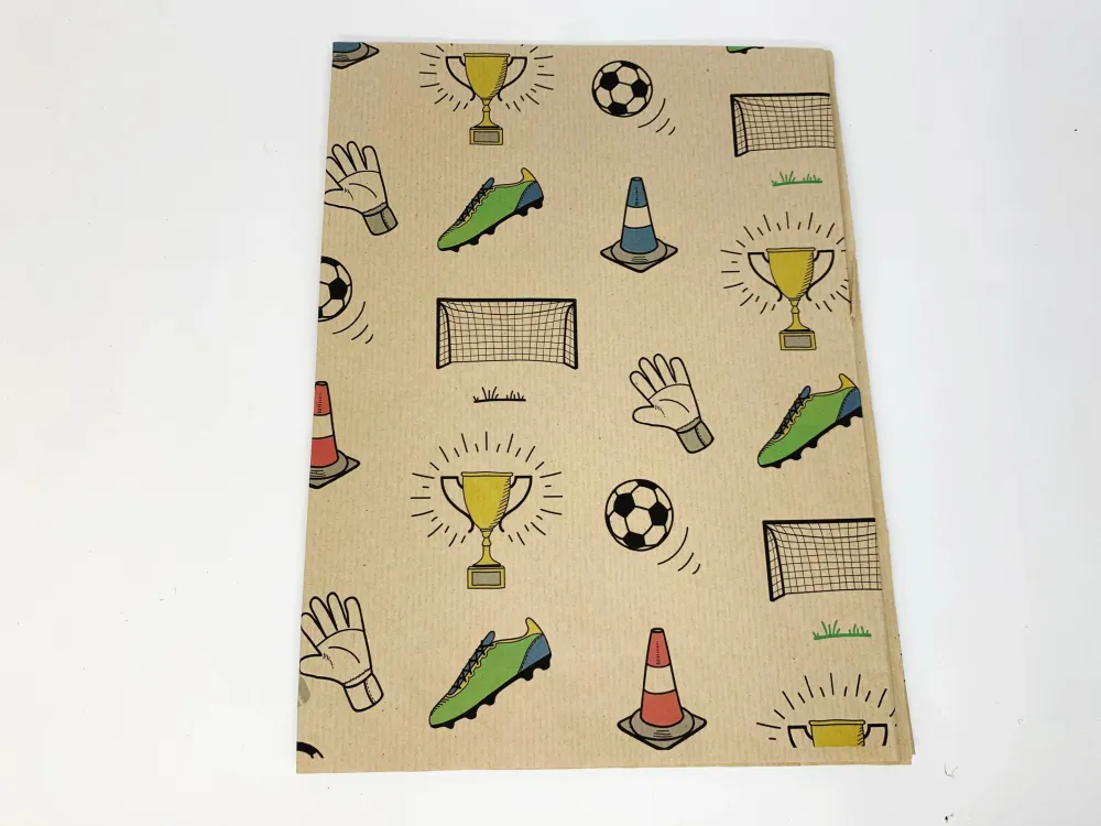Gavepapir i resirkulert kraftpapir – perfekt fotballfansen! (Rull 3 m x 50 cm)