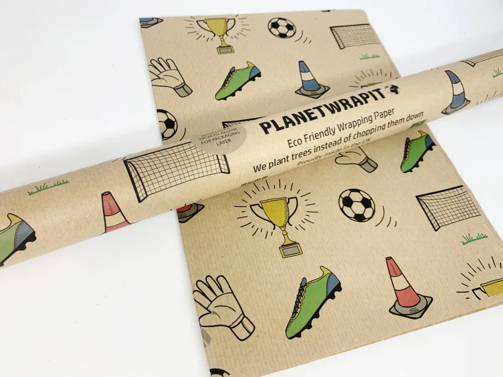 Gavepapir i resirkulert kraftpapir – perfekt fotballfansen! (Rull 3 m x 50 cm)