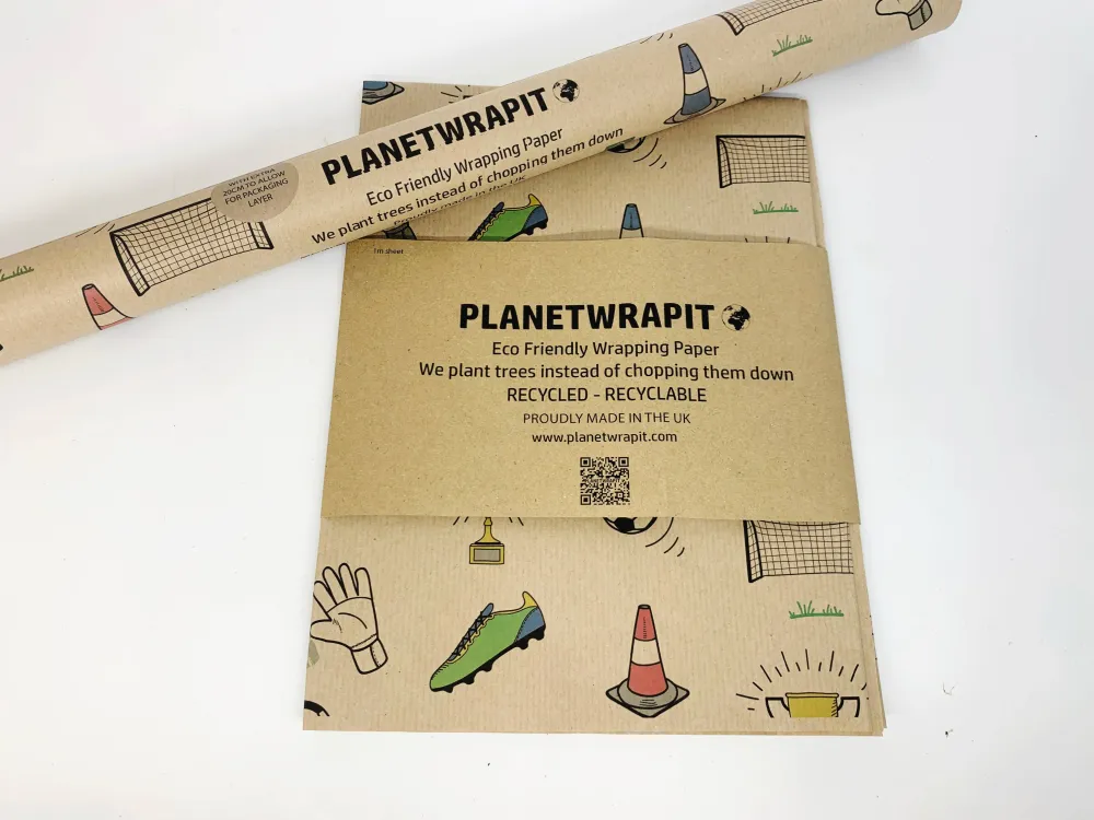 Gavepapir i resirkulert kraftpapir – perfekt fotballfansen! (Rull 3 m x 50 cm)