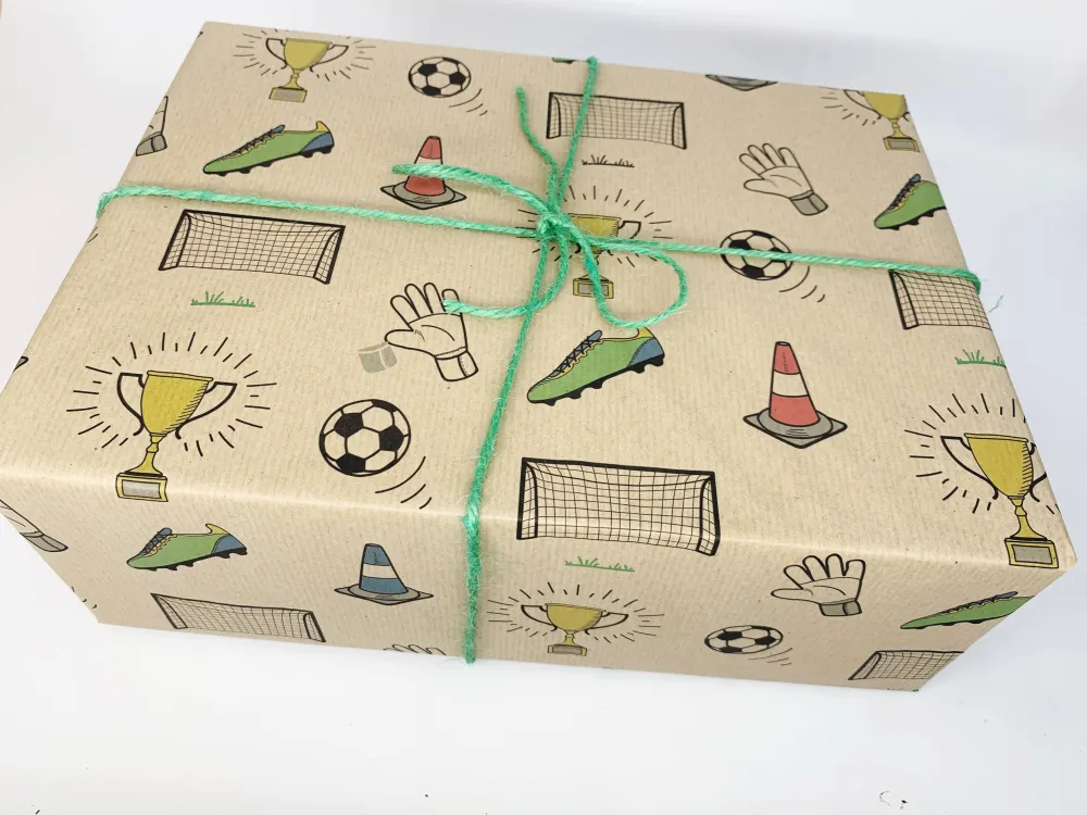 Gavepapir i resirkulert kraftpapir – perfekt fotballfansen! (Rull 3 m x 50 cm)