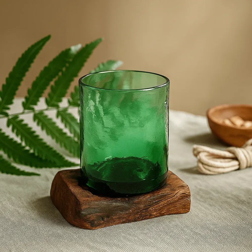 Smeltet glass på tre resirkulert ølflaske