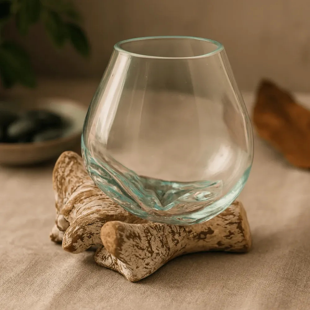 Smeltet glassbolle på hvitvasket tre liten