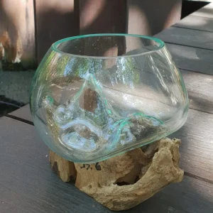 Smeltet glassbolle på trefot