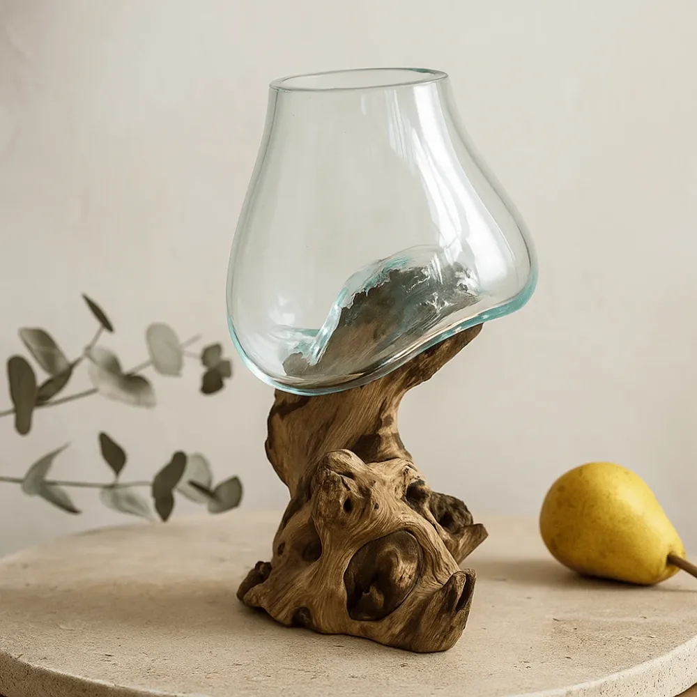 Smeltet glassbolle på trefot