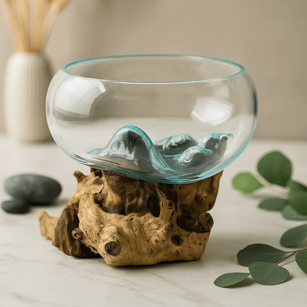 Smeltet resirkulert glassbolle på trefot