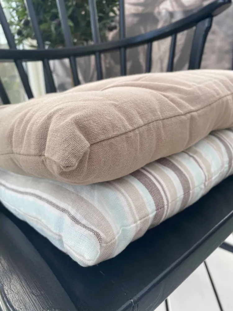 Futon-hynde – Stripet lys blå / sand – 40×40
