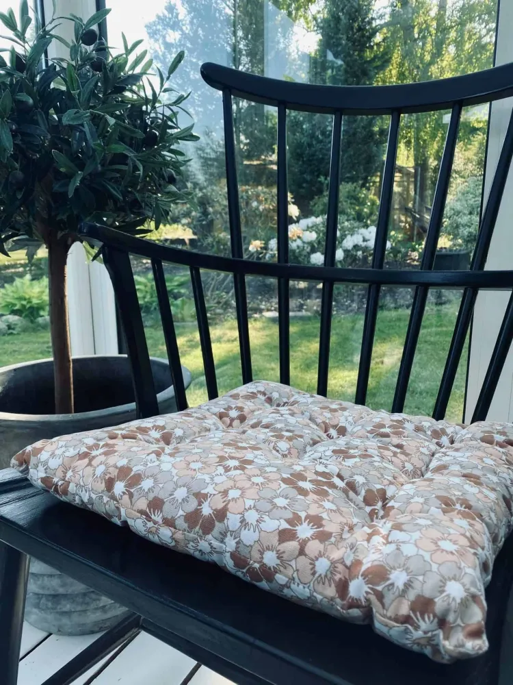 Futonpute – Blomst i rustfarger 40×40