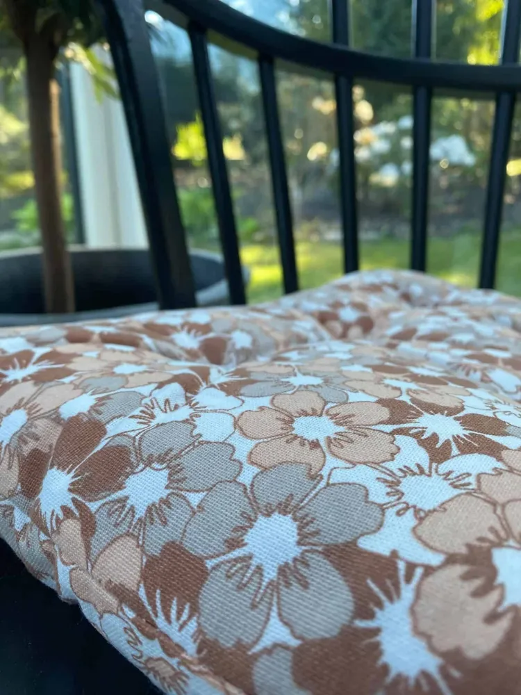 Futonpute – Blomst i rustfarger 40×40