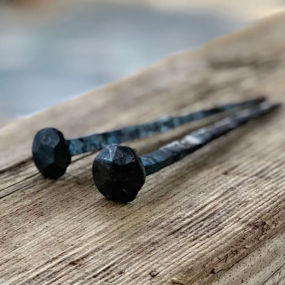 Håndsmidd spiker – dekorativ veggkrok