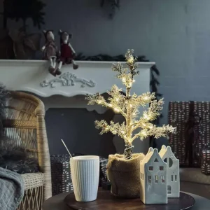 Treet med kongler og lyskjede
