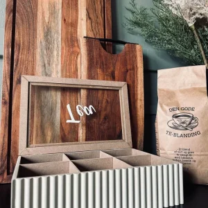 Tebox med skrift – Nordic wood
