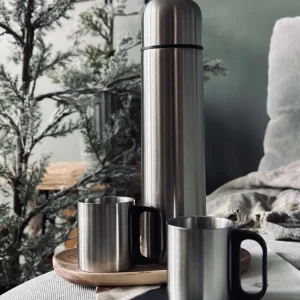 Termoflaske med 2 krus - 1000 ml.