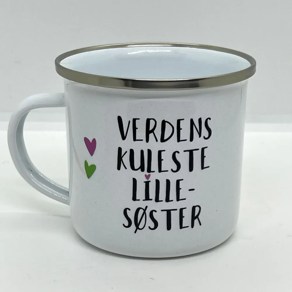 "VERDENS KULESTE LILLESØSTER" - KRUS I EMALJE