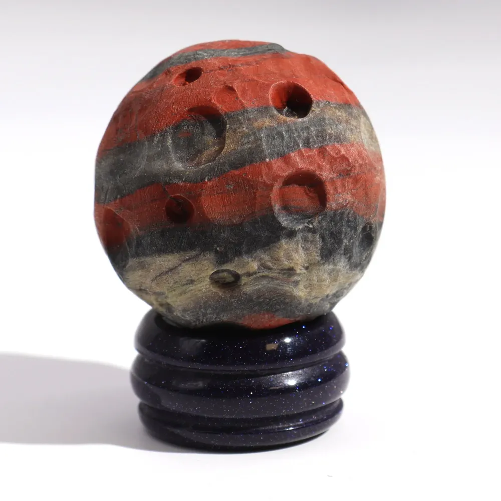 Rød Jaspis Kule, 40mm Med Solar Goldstone Stativ