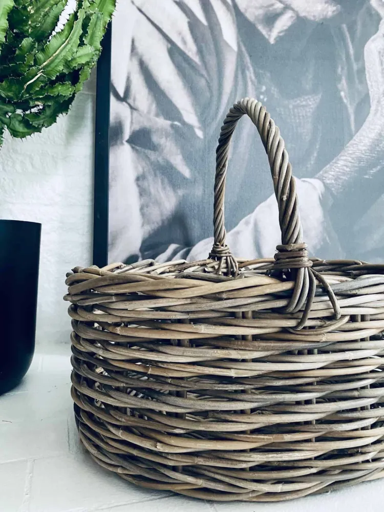 Bykurv i grå rattan