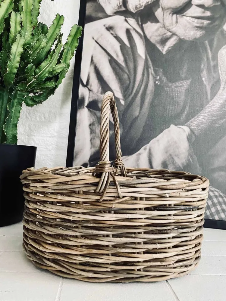 Bykurv i grå rattan