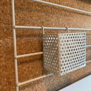 Metallkurv med hull – Stone white