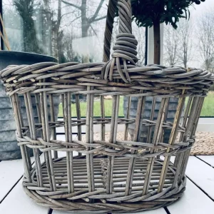 Stor deilig bykurv i grå rattan