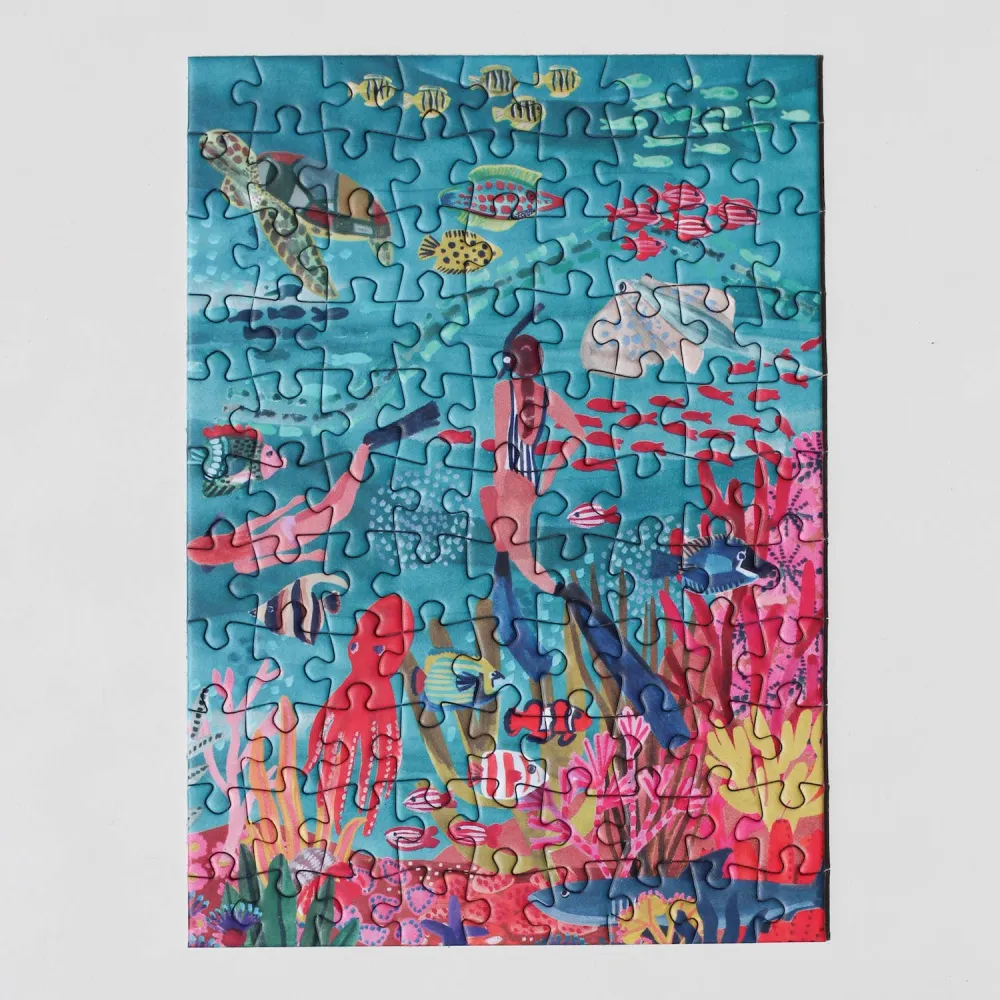 Under Sea Minipuslespill – Illustrert av Rhi James (99 brikker)