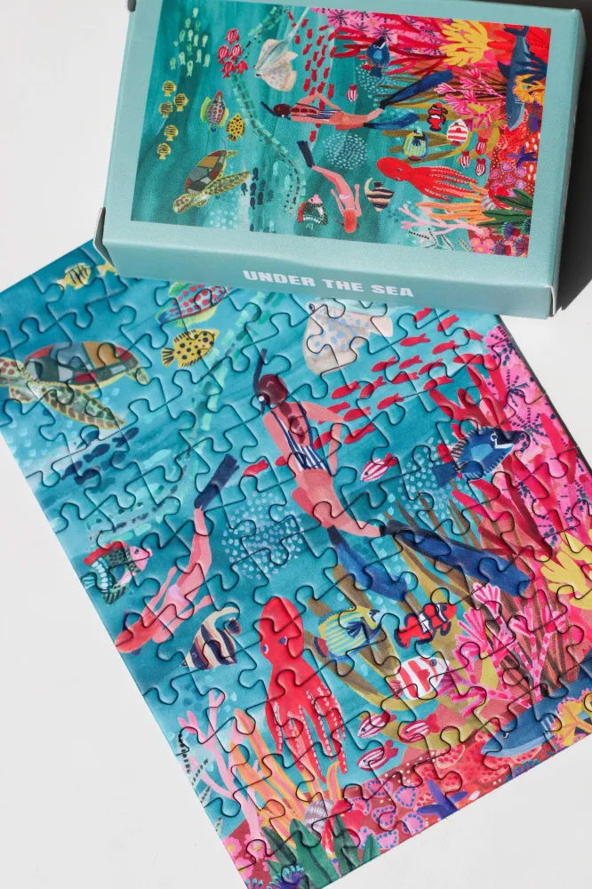 Under Sea Minipuslespill – Illustrert av Rhi James (99 brikker)