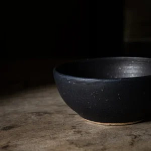 Håndlagd sort keramikkskål stor