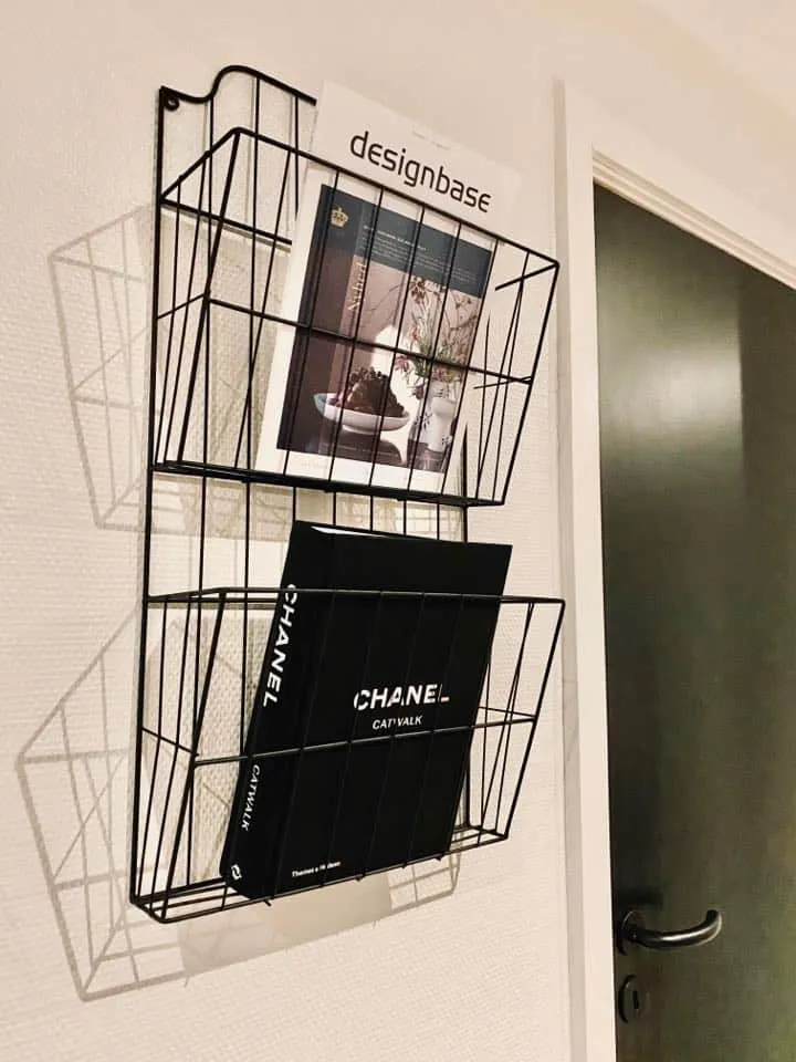 Stor magasinholder i sort metall