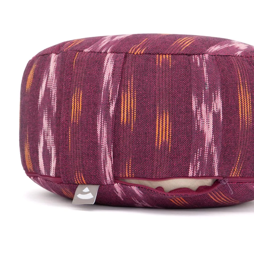 Fargerik meditasjonspute Rondo med ikat eller jacquardvev - med speltskall (32 x 17 cm)