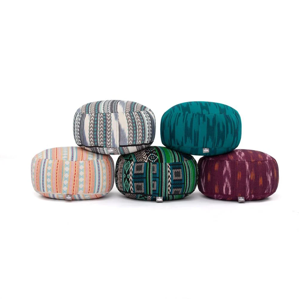 Fargerik meditasjonspute Rondo med ikat eller jacquardvev - med speltskall (32 x 17 cm)